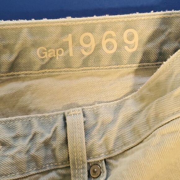 Gap 1969 women's Lightwash slightly distressed - Picture 3 of 6